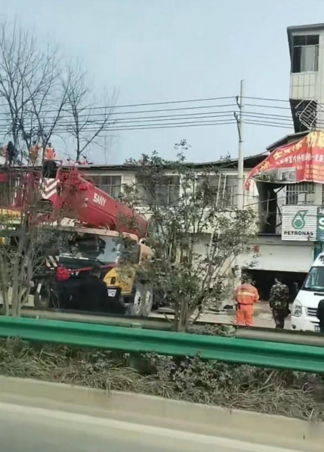 安徽临泉村民自拆顶棚坍塌致6死  2月24日10时许,安徽临泉县宋集镇杨