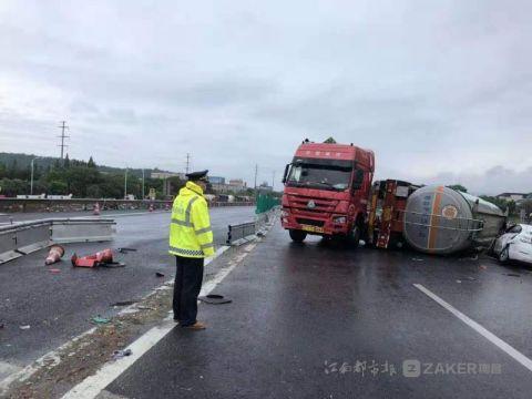 沪陕高速发生一起交通事故堵了8个小时才出了收费站(图)